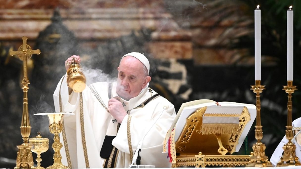 Le pape François tient un encensoir, lors de la messe de Noël célébrant la naissance de Jésus-Christ, en la basilique Saint-Pierre de Rome, le 24 décembre 2020, au Vatican. 
