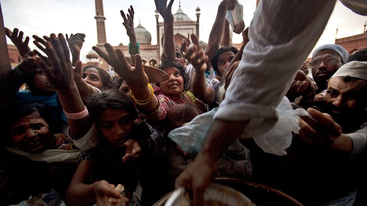 A New Delhi, une aumone est donnée aux démunis pour leur éviter de mendier pendant le ramadan.
