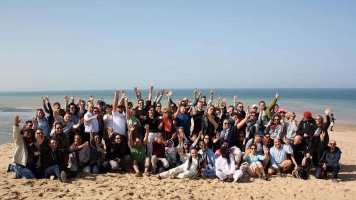 169 journalistes et voyagistes français, anglais, italiens et scandinaves sur la plage de sable fin de Dakhla.
