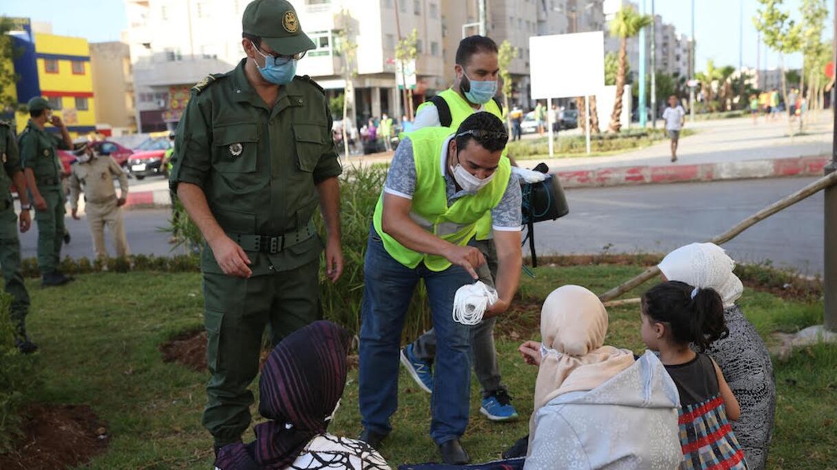 Lancement d’une opération d’intensification de la sensibilisation au danger de la propagation du coronavirus (Covid-19) au niveau de la ville de Fès en raison des dernières évolutions de la situation épidémiologique de cette pandémie.
