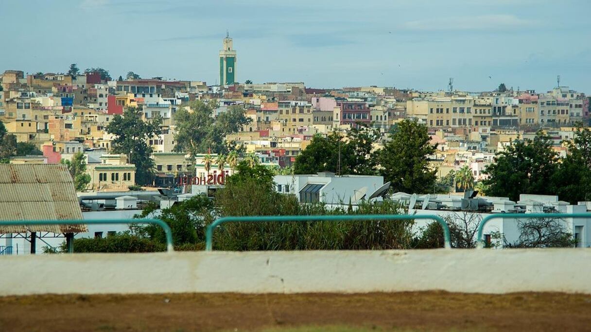 Meknès (Fès-Meknès). Avec une population de 520.428 habitants (recensement de 2014), c'est la sixième ville du Maroc. Meknès fut la capitale du Royaume sous le règne d'Ismaïl ben Chérif (1672-1727), qui y fit édifier plusieurs monuments, ainsi que ses hautes murailles.
