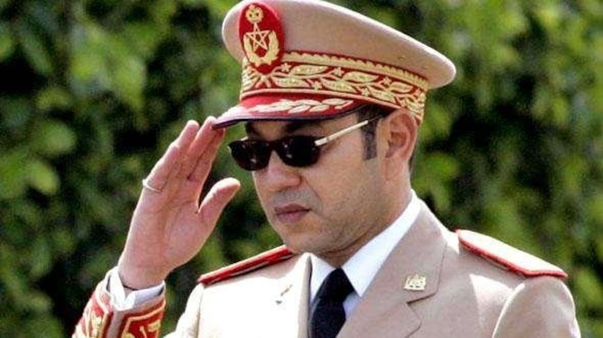 Le roi Mohammed VI, Chef suprême et Chef d'Etat-Major général des Forces armées royales.
