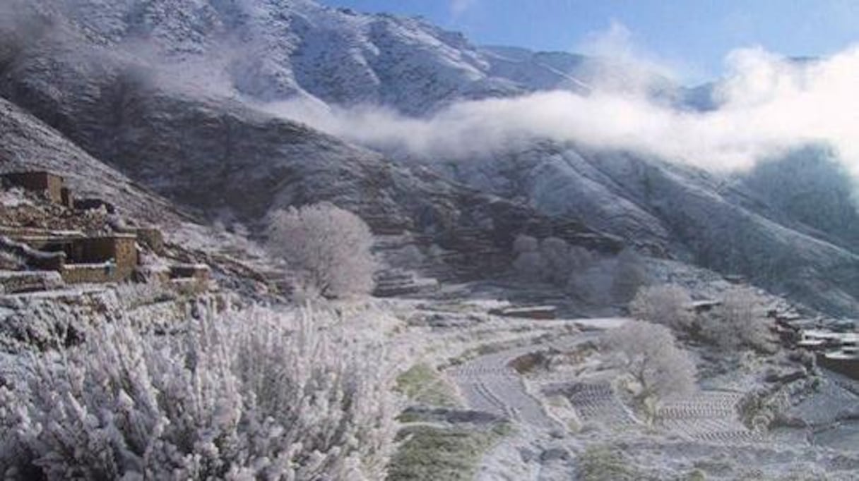 Féériques paysages de l'Atlas, d'une beauté irréelle quand le monde se drape d'une blancheur délicate sublimée par les cristaux des lumières. Lovés dans les nuages, les monts enneignés se laissent envahir par les caresses bleutées de l'azur.    
