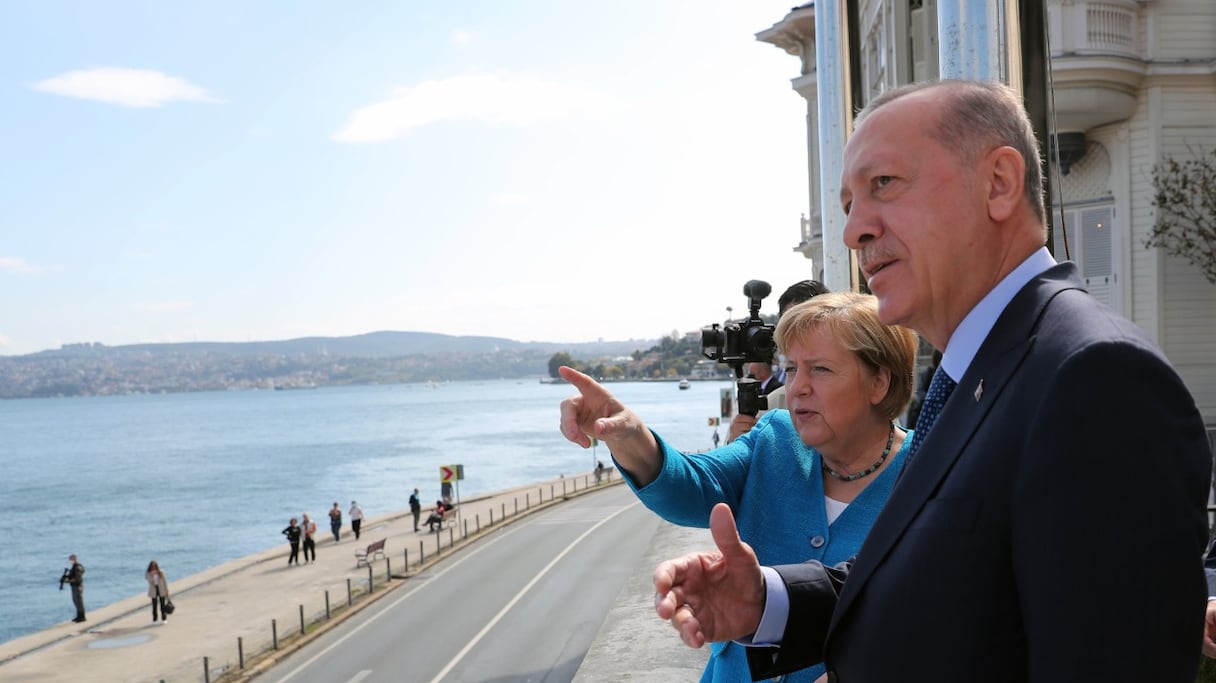 Le président turc Recep Tayyip Erdogan et la chancelière allemande Angela Merkel au manoir Huber à Istanbul, le 16 octobre 2021.
