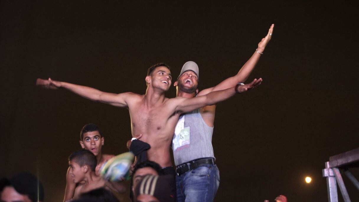Le spectacle a commencé, dans le public lui-même, bien avant l'entrée sur scène de l'artiste.
