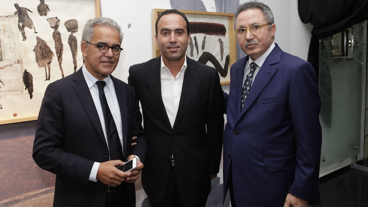 Jaouad Hamri, directeur de l'Office des changes, et Alami Lazrak, PDG du groupe Alliances, entourant ici Hicham Daoudi, fondateur de la CMOOA, sont venus savourer cette exposition unique.
