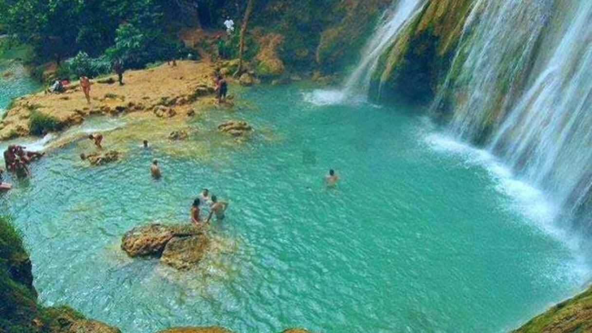 A 33 kilomètres de Chefchaouen, près du parc national de Talassemtane, les cascades d'Akchour, qui ont été déclarées, ainsi que leur environnement, réserve de la biosphère par l'Unesco en 2016.
