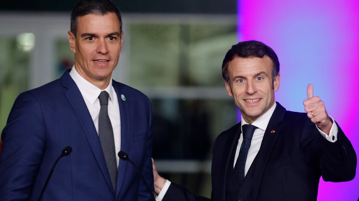 Le Premier ministre espagnol Pedro Sanchez (à gauche) et le président français Emmanuel Macron après une conférence de presse conjointe avec le reste des dirigeants lors du sommet du groupe euro-méditerranéen UE-MED9 le 9 décembre 2022 à Alicante.
