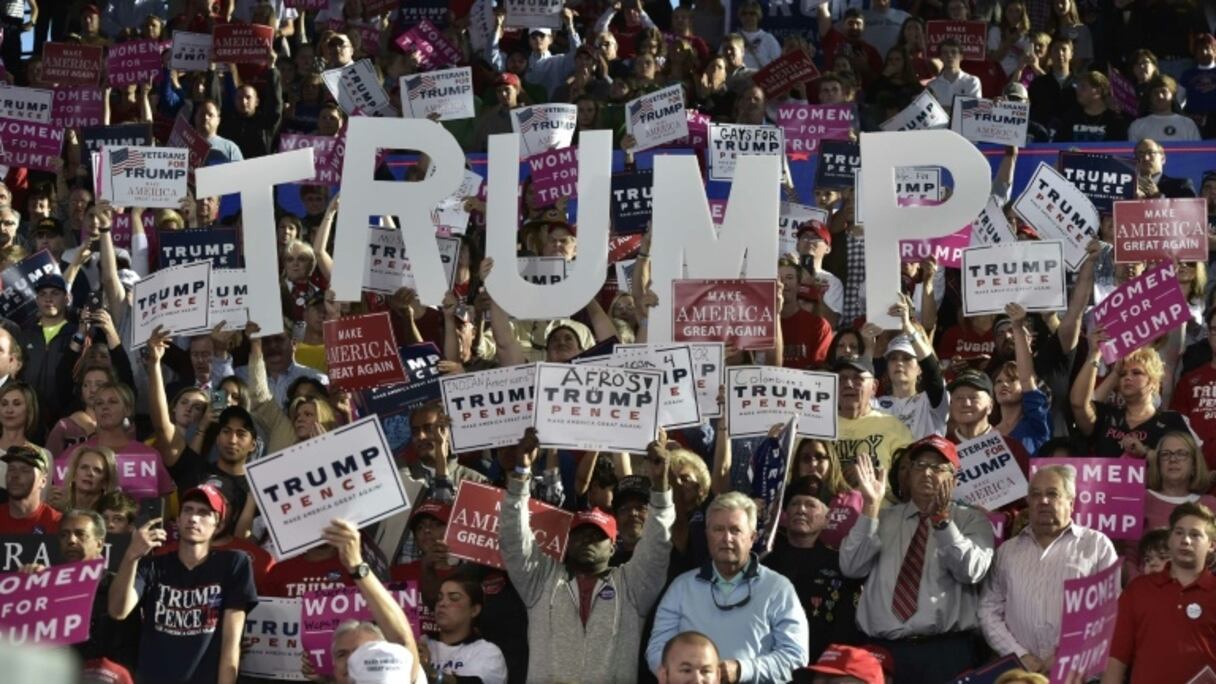 Des supporteurs républicains saluent l'arrivée de leur candidat Donald Trump, à Raleigh, 7 novembre 2016.
