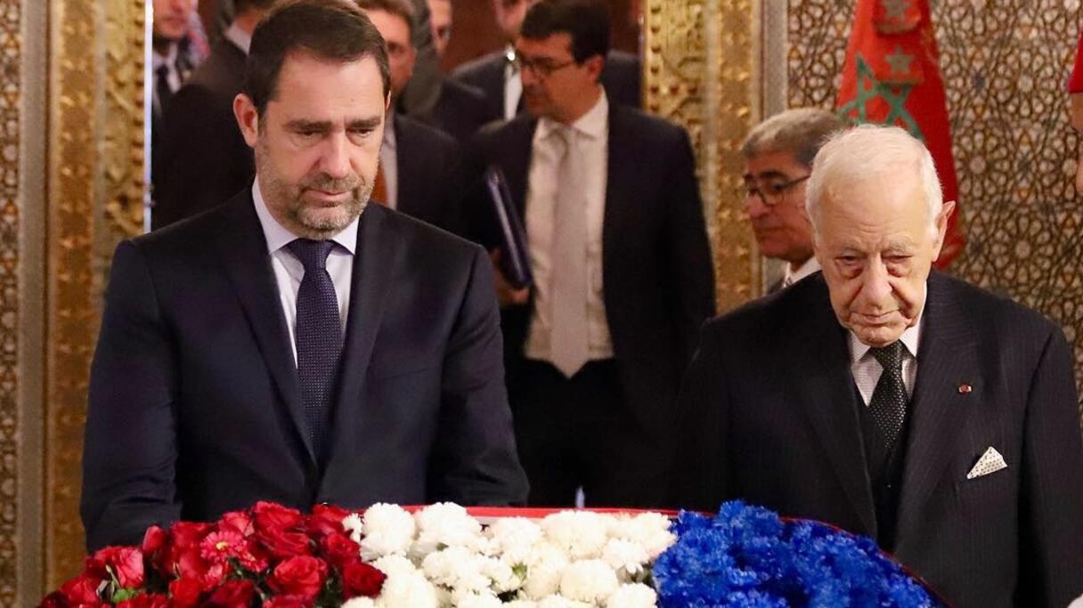 Le ministre français de l'Intérieur, Christophe Castaner (à gauche), au Mausolée Mohammed V à Rabat.