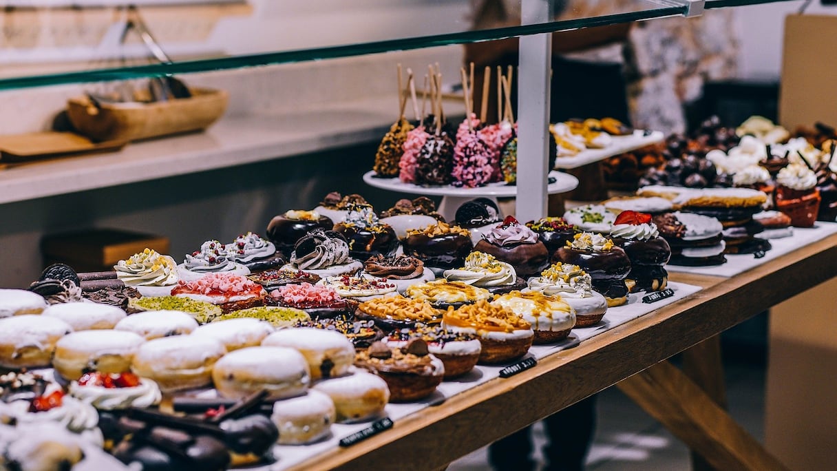 Des pâtisseries exposées sur un étal.
