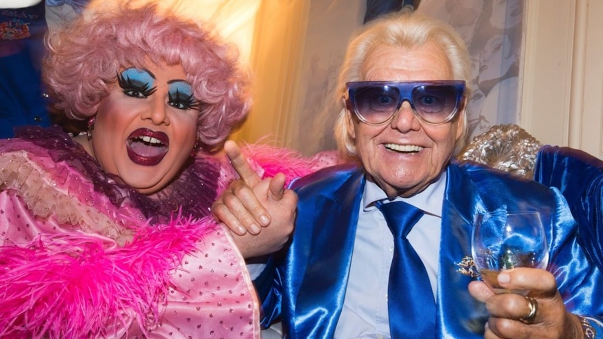 Michel Catty, dit "Michou", ici avec un artiste travesti, dirigeait un célèbre cabaret parisien depuis 1956.