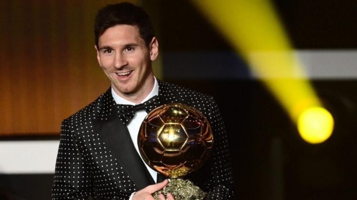 Qu'est passé par la tête à la Lionel Messi pour arborer un costume à pois? En prime, le noeud papillon à sorti.
