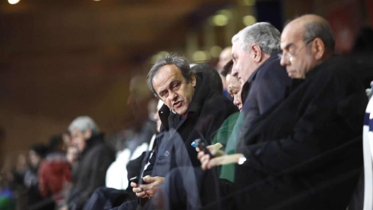 Michel Platini, président de l'UEFA, n'a pas lâché son téléphone tout au long du match Raja vs Bayern.
