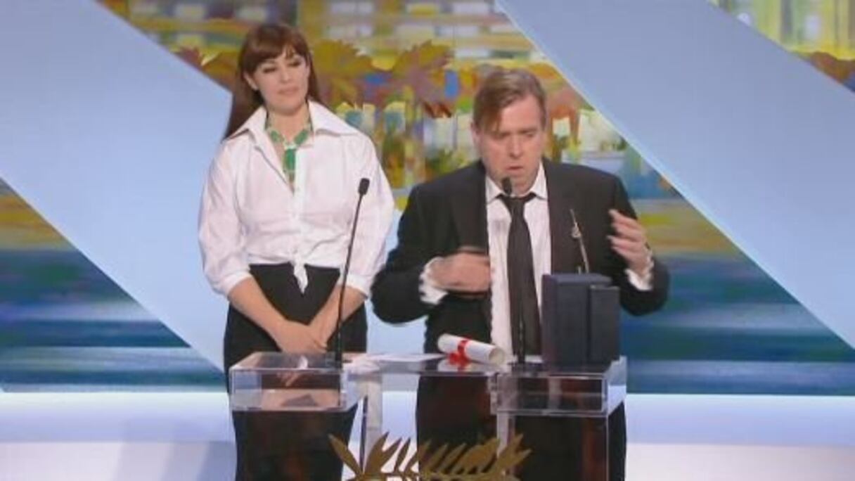 Timothy Spall recevant le Prix d'interprétation masculine des mains de la ravissante Monica Bellucci.
