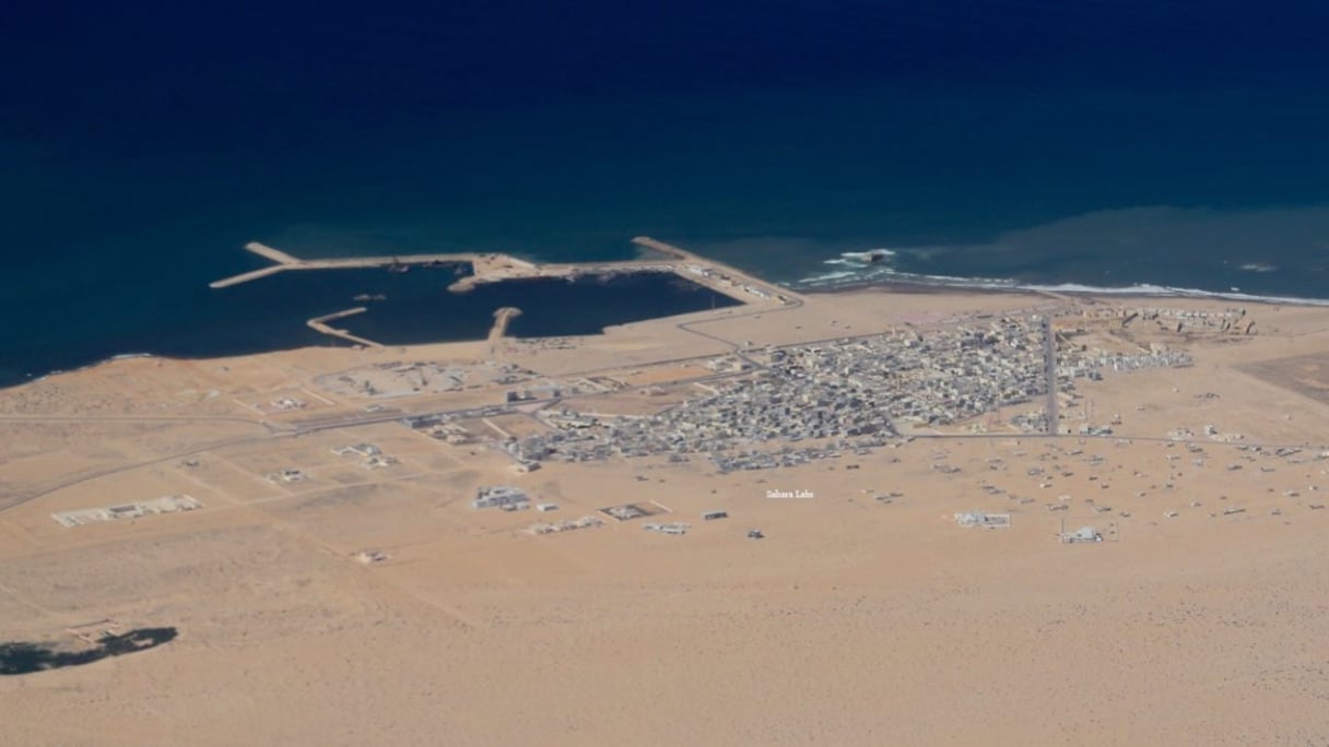 Tarfaya (Laâyoune-Sakia El Hamra), vue du ciel. L'aérodrome de cap Juby, escale des lignes de l'Aéropostale, est construit en 1927 près de cette ville au bord de l'Atlantique. Antoine de Saint-Exupéry, en mission pour 18 mois, y écrit «Courrier sud», son premier roman. 
