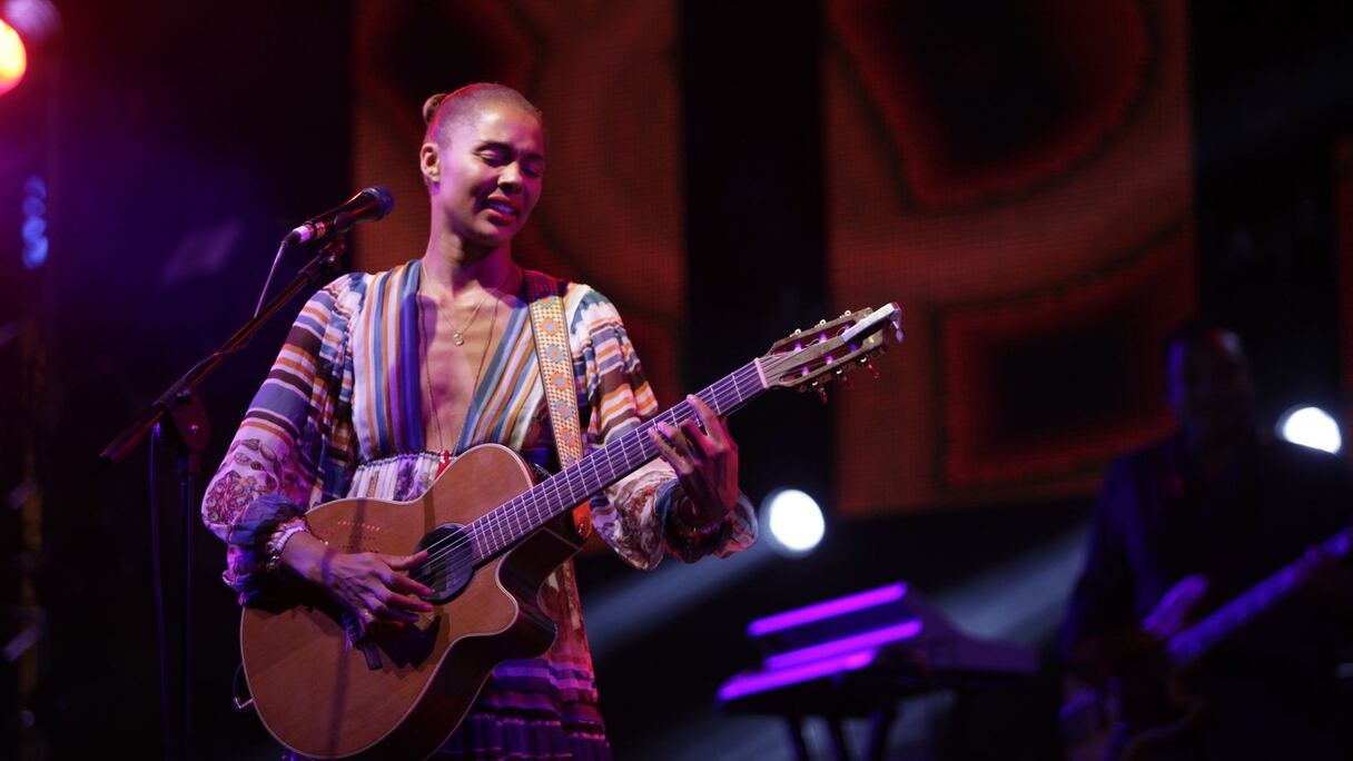 Sa voix est envoûtante. Tout comme le rythme de ses chansons dont les mots d'emballent par moments pour scander un une posésie rap.