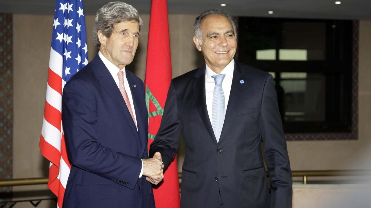 John Kerry et Salaheddine Mezouar se saluent chaleureusement devant les drapeaux de leurs pays respectifs, à Rabat, annonçant une nouvelle ère dans la coopération entre les deux Etats.
