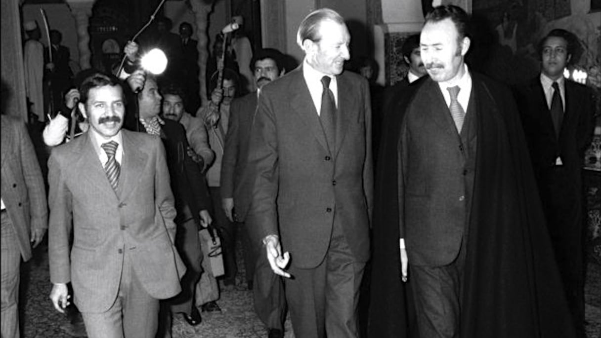 L'ancien président algérien Houari Boumédiène (à droite) et son jeune ministre des Affaires étrangères Abdelaziz Bouteflika (à gauche), en compagnie du secrétaire général des Nations unies Kurt Waldheim (au centre), à Alger, en 1975. 
