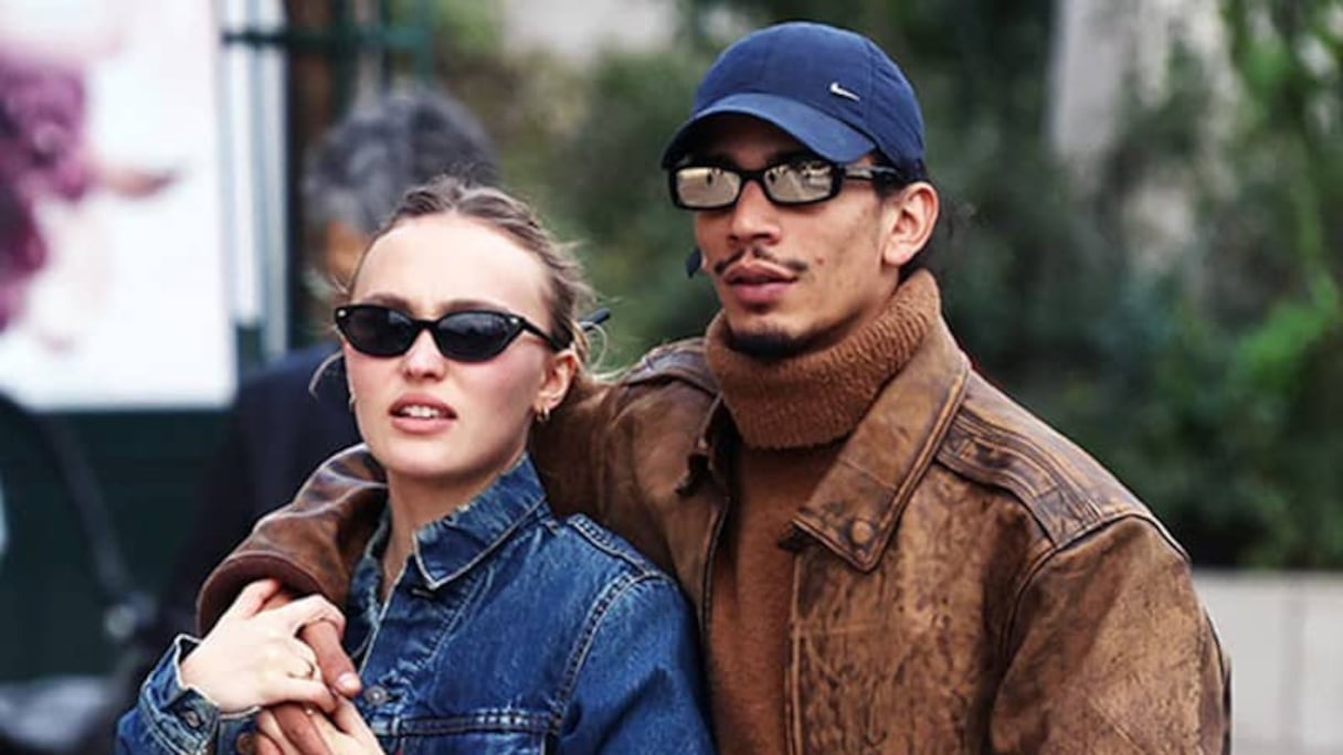 Lily-Rose Depp et Yassine Stein, en balade dans les rues de Paris.
