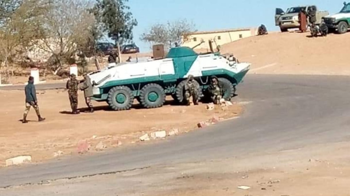 Des engins blindés de type BMP1 déployés sur les lieux du sit-in. 
