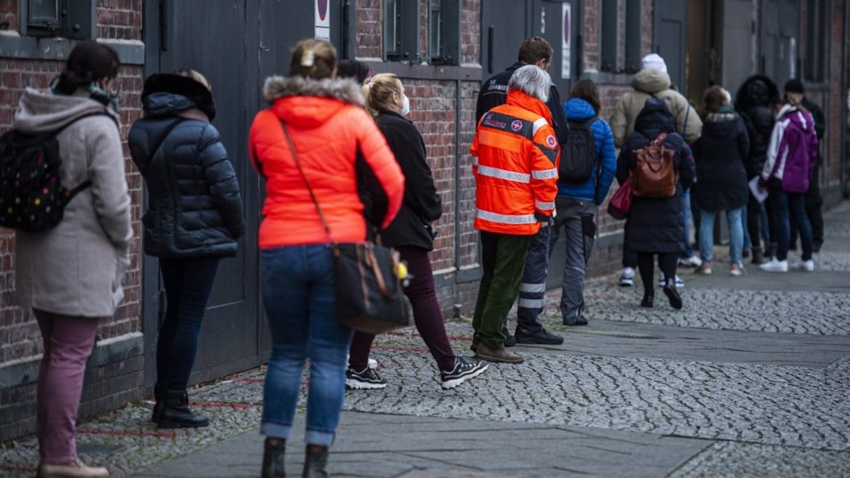 Des personnes font la queue dans l'un des six centres de vaccination de Berlin, à Treptow, à l'Est de la capitale allemande, pour recevoir une dose du vaccin anti-Covid-19 développé par Pfizer/BioNTech, le 29 décembre 2020. 
