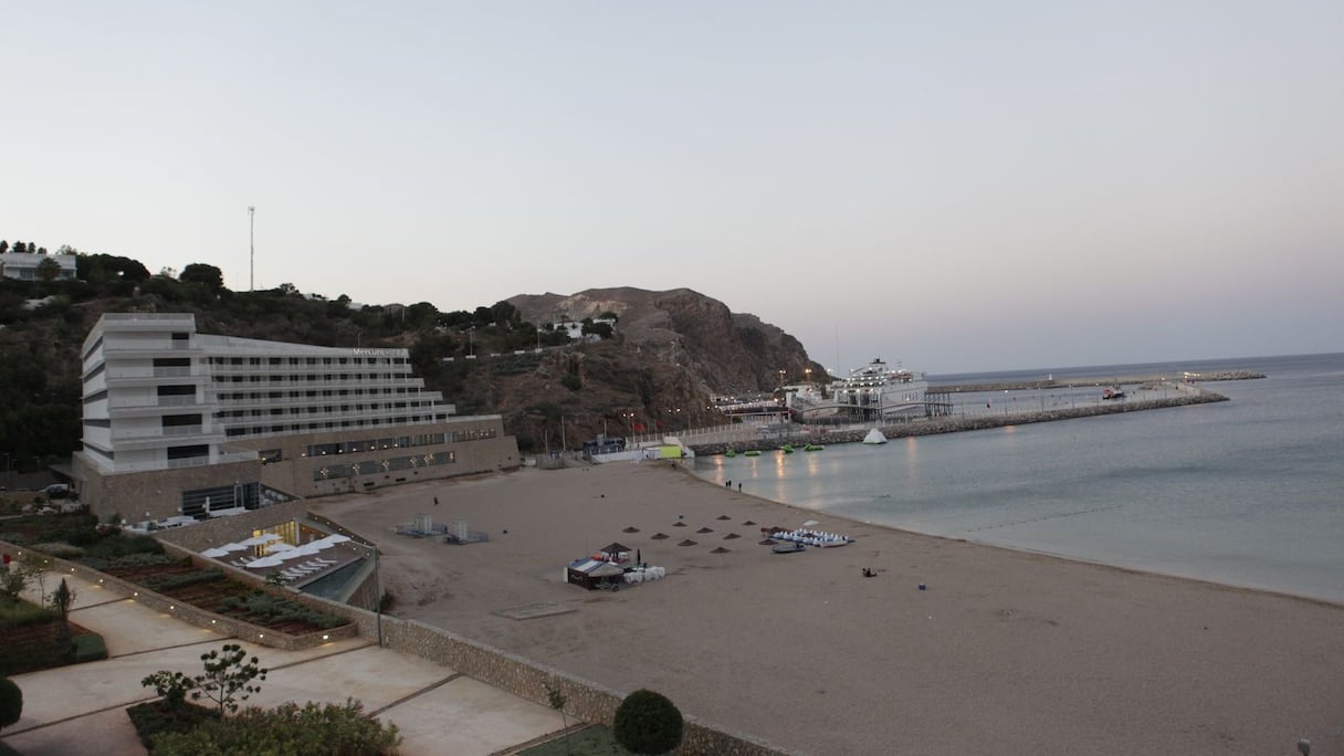 A Al Hoceima, l'hôtel Quemado, récemment recontruit, déploie ses blanches les pieds dans l'eau, entre la ville et la mer.
