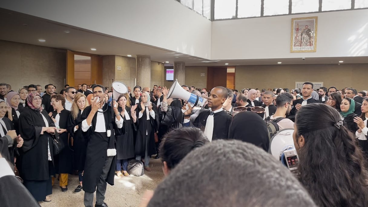 Des avocats en grève manifestent dans les locaux de la Cour d’appel de Rabat, en signe de protestation contre les dispositions du nouveau régime fiscal de leur profession, contenues dans le Projet de loi de finances 2023 (PLF 2023), le 1er novembre 2022.
