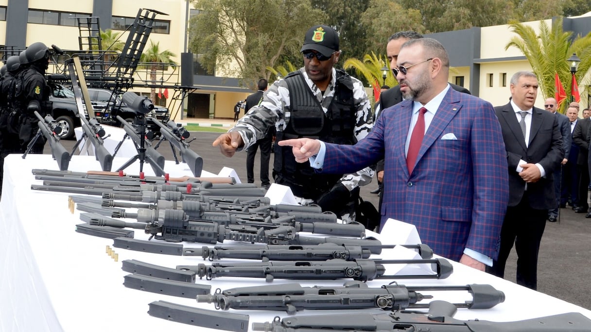 Le Roi en visite à la Direction Générale de la Surveillance du Territoire national (DGST), en avril 2018.
