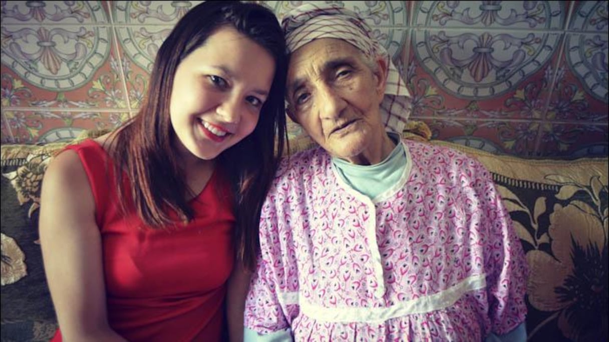 Sofia Petrova, devenue Sofia.S, avec sa grand-mère marocaine. 
