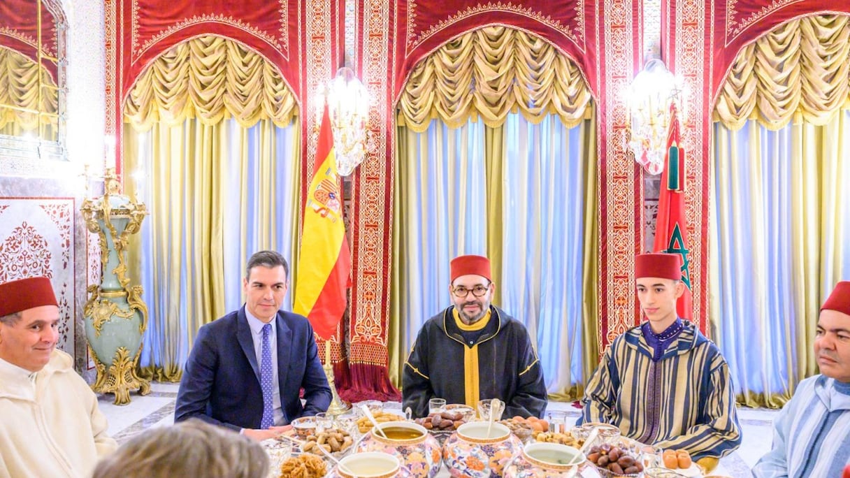 Le roi Mohammed VI, a offert un iftar, jeudi 7 avril 2022, à la Résidence Royale à Salé, en l'honneur de Pedro Sanchez, président du gouvernement espagnol.
