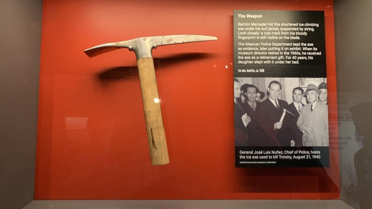 L'arme du crime, un piolet, est aujourd'hui exposée dans un musée de la capitale américaine. 
