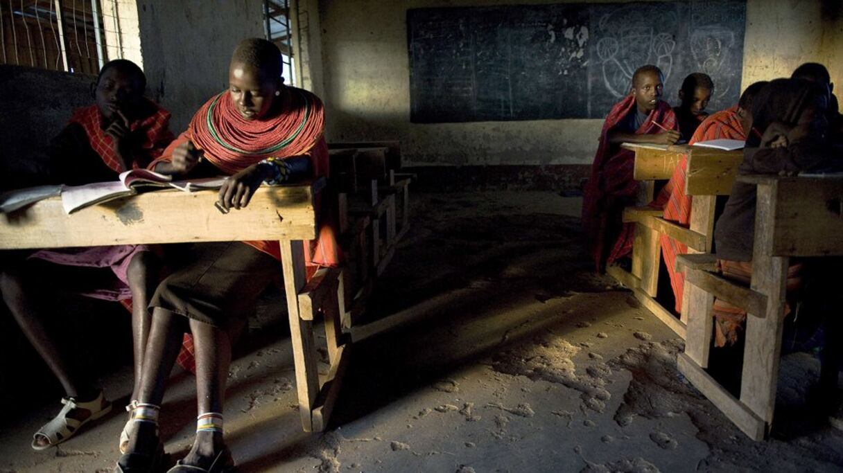 Kelvin Leadismo, 12 ans, et ses camarades dans une école primaire de Kisima, Kenya
