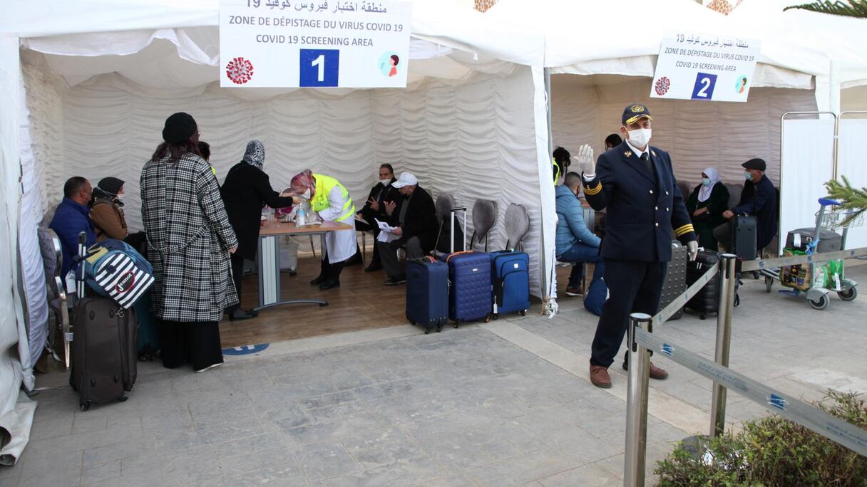 Des chapiteaux ont été aménagés à l'aéroport Fès-Saiss pour effectuer des tests antigéniques sur place, conformément aux mesures préventives en vigueur.
