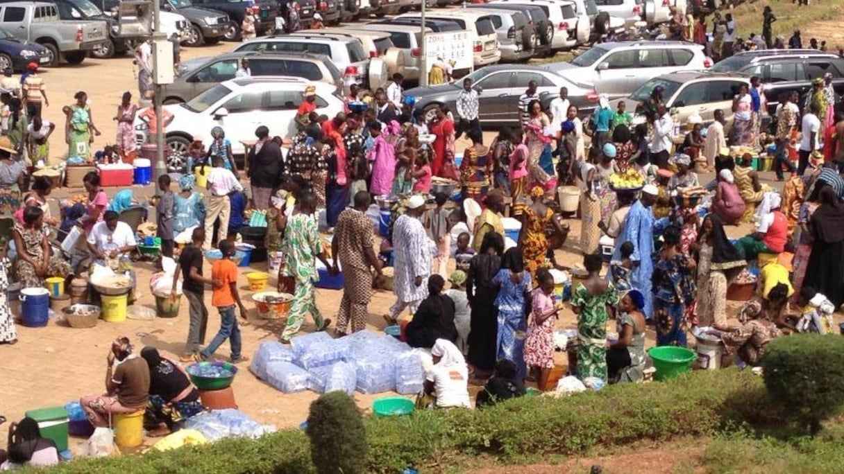 A l'extérieur du stade où a eu lieu la cérémonie, un marché a été improvisé par les passants
