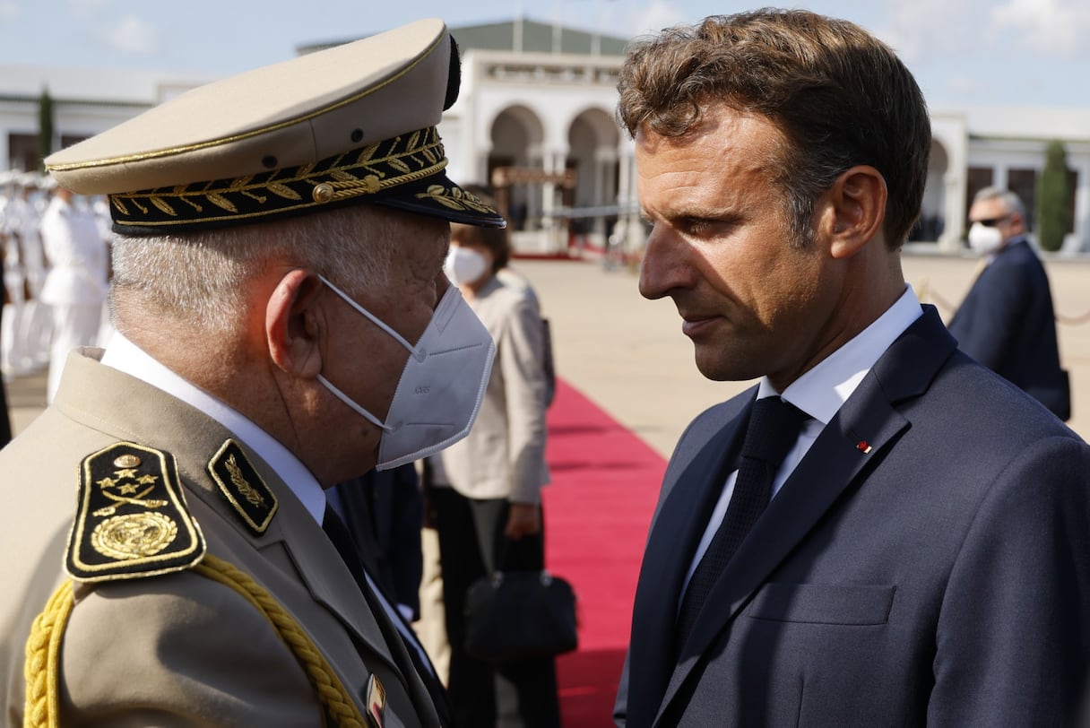 Le chef de l'armée algérienne, Saïd Chengriha, et le président français, Emmanuel Macron, le 27 août 2022 à l'aéroport d'Alger.