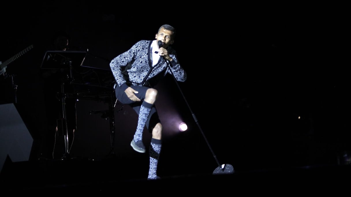 Le concert commence sur les chapeaux de roue avec un grand Stromae qui déploiera sur scène, du début à la fin, une vertigineuse énergie, d'une belle générosité. 
