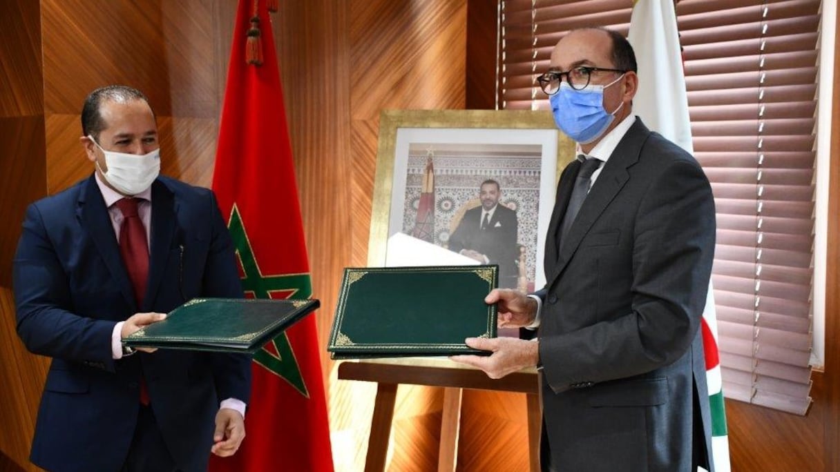 Badre Kanouni, président du directoire du Groupe Al Omrane et et Badre Ikken, directeur général de l’IRESEN lors de la signature de la convention le 16 juillet 2020.
