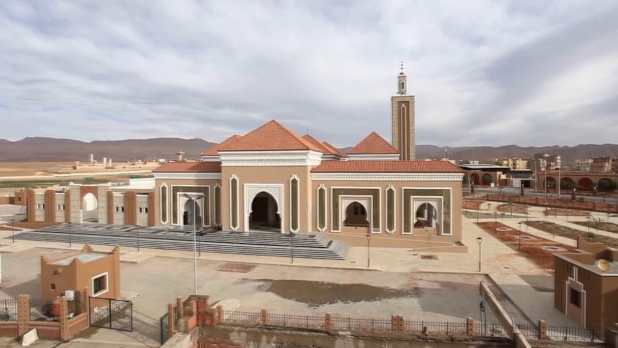 Errachidia -Drâa-Tafilalet. Autrefois appelée Ksar Es-Souk en arabe et Imetgharen en amazigh, la ville fut renommée vers 1975 en l'honneur du fils cadet de feu le roi Hassan II, le prince Moulay Rachid. L'arabe et le tamazight y sont parlés, et la toponymie des oueds et des jbels y est amazighe.
