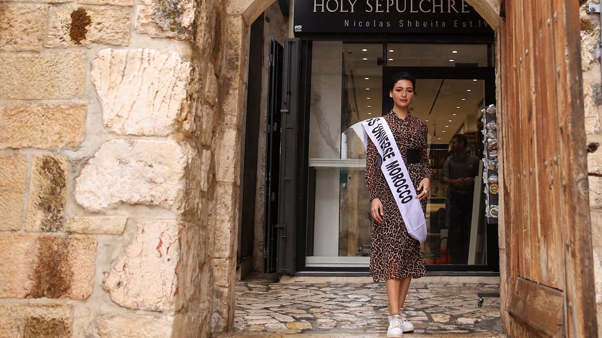 Kawtar Benhalima, Miss Maroc, lors d'une visite des candidates du concours Miss Univers dans la vieille ville de Jérusalem, en Israël, le 1er décembre 2021, dans le cadre de leur visite de la ville sainte. La 70e édition de Miss Univers se tiendra à Eilat, le 12 décembre.
