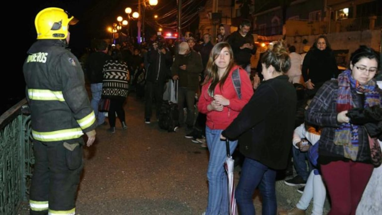 Des personnes évacuées en raison d'un puissant séisme, attendent dans la rue, le 16 septembre 2015 à Valparaiso, au Chili.
