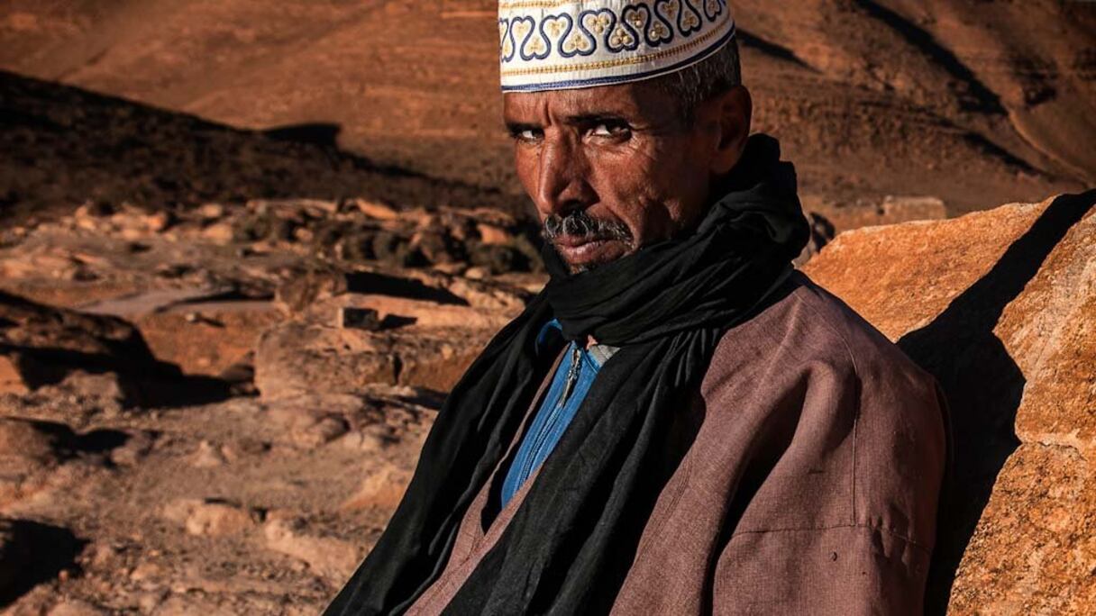 Une fierté gravée dans les visages et frappée dans les regards de ces hommes et ces femmes qui ne semblent faire qu'un avec la terre qui a laissé sur leur peau son incarnat pourpré. 
