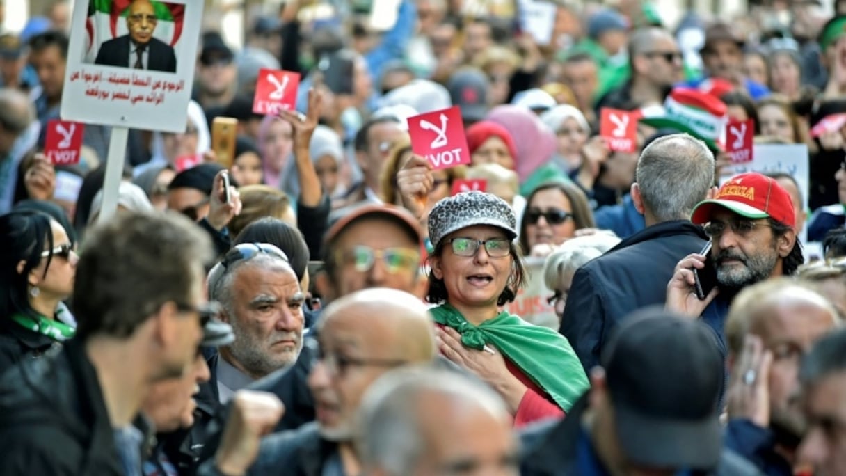 Des Algériens manifestent à Alger le 6 décembre 2019 contre l'élection présidentielle organisée par le pouvoir, dont ils réclament le départ.
