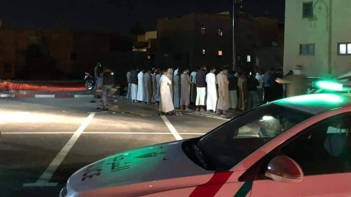 Une dizaine de personnes en état d'arrestation pour violation du couvre-feu lors d'une prière des Tarawih, improvisée dans la rue à Marrakech.
