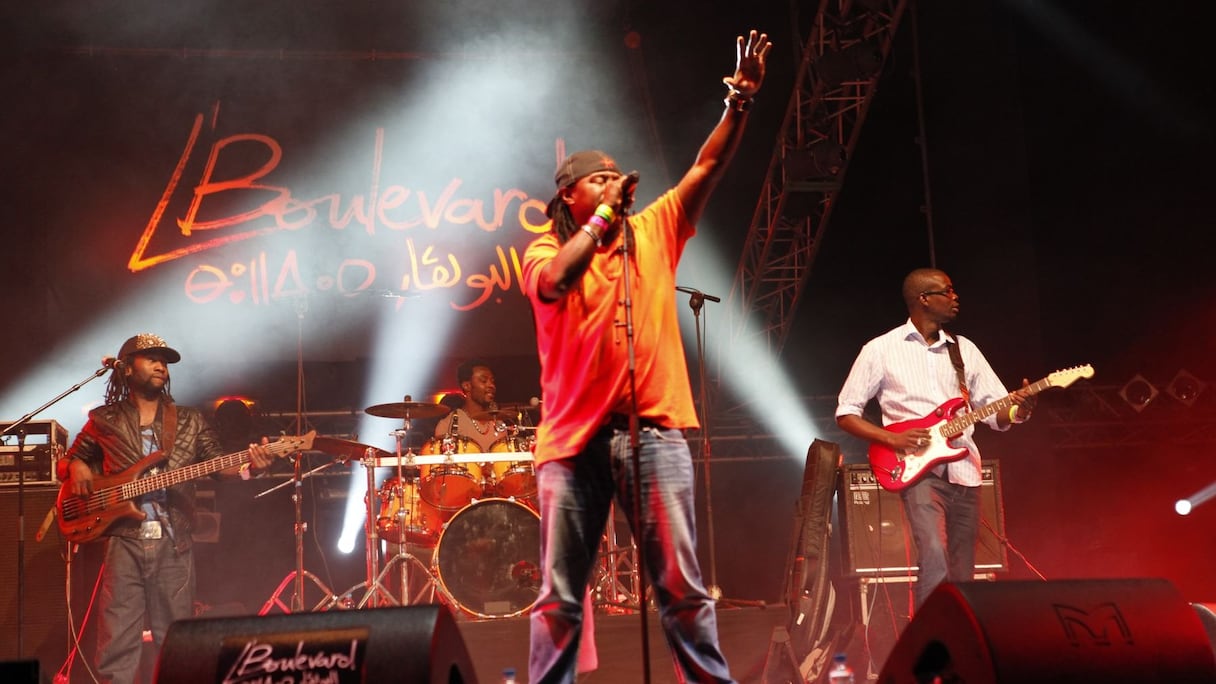 Awadi en phase avec le public du L'Boulevard pour un beau moment de complicité. Quand la musique unit les gens !
