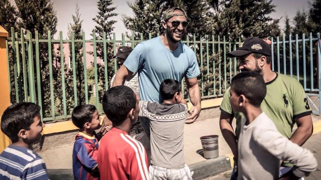 Badr Hari redonne le sourire aux enfants d'un orphelinat de Kénitra. 
