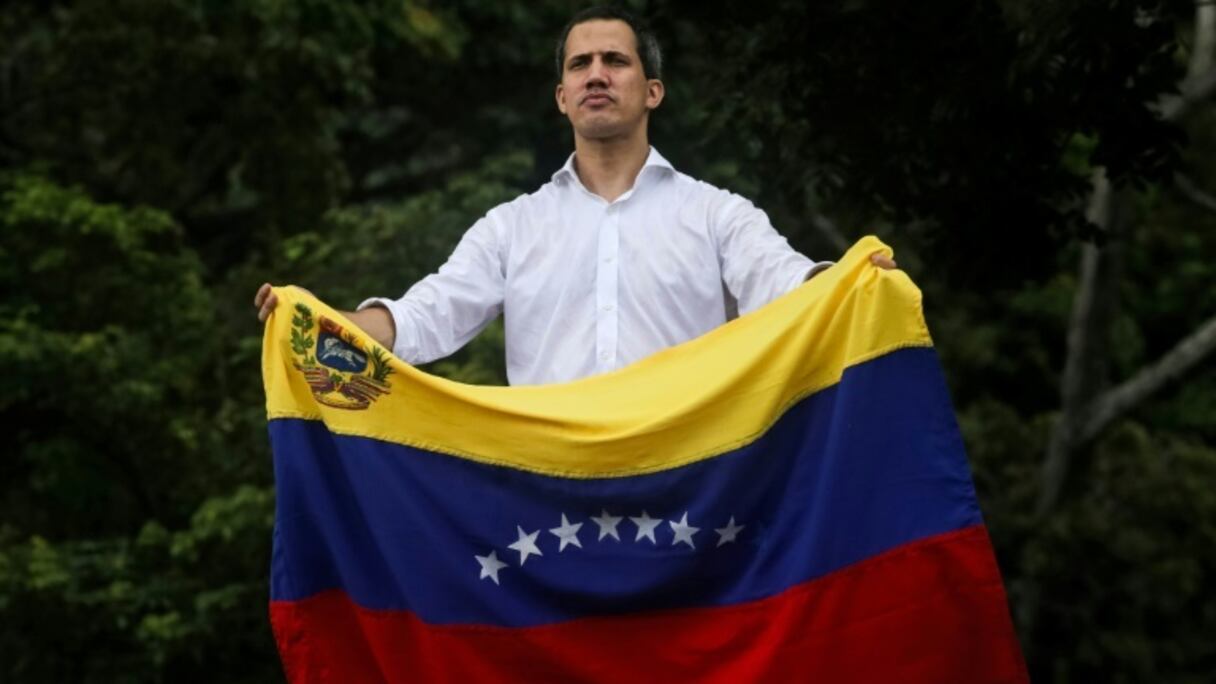 Le chef de l'opposition vénézuélienne et président autoproclamé Juan Guaido brandit le drapeau du Venezuela durant une manifestation à Caracas, le 16 novembre 2019.
