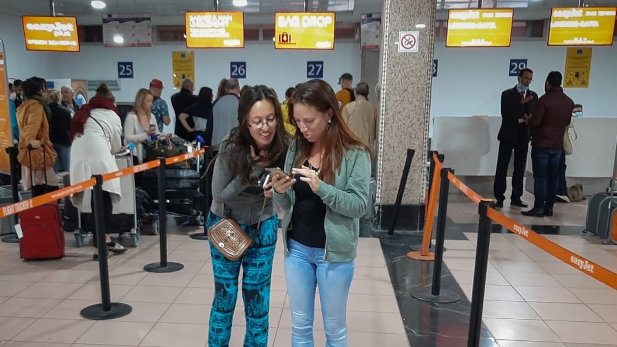 Des touristes attendant leur départ à l'aéroport de Marrakech.
