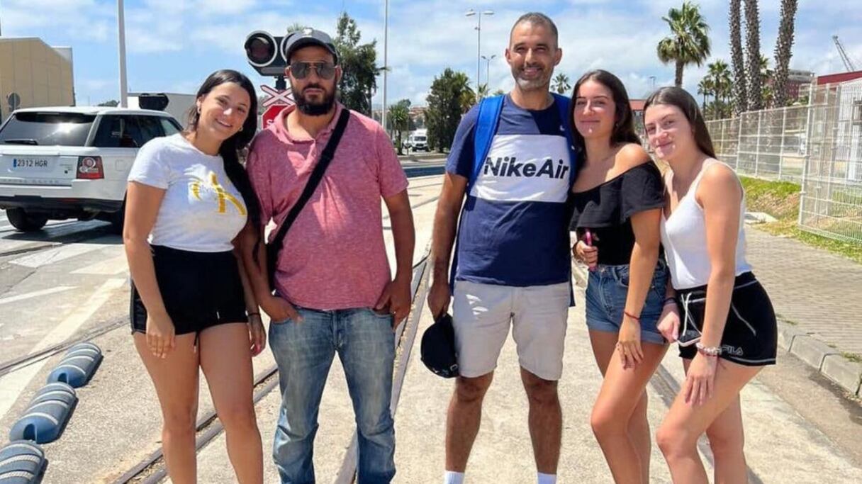 A gauche, Moad Al-Hashi, le camionneur marocain et à droite son ami Youssef Al-Sani, qui a également participé au sauvetage des trois jeunes filles.
