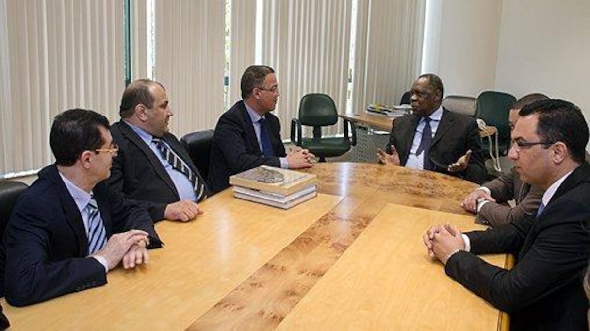 Issa Hayatou, président de la CAF, lors d'une réunion avec le staff de la FRMF.
